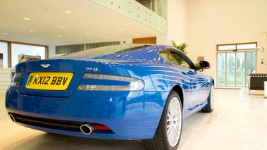 Aston Martin DB9 1M - bleue - 3/4 arrière droit