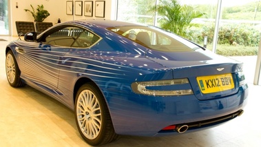 Aston Martin DB9 1M - bleue - 3/4 arrière gauche