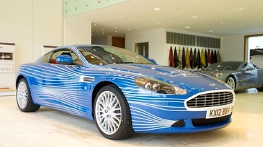 Aston Martin DB9 1M - bleue - 3/4 avant droit