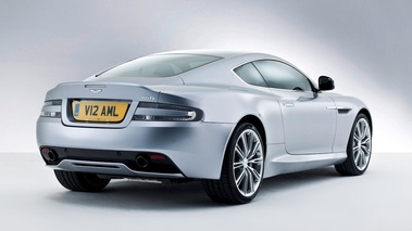 Aston Martin DB9 - argent - 3/4 arrière droit, coupé