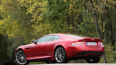 Aston Martin DB9 roug 3/4 arrière gauche