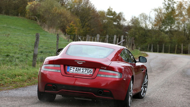 Aston Martin DB9 rouge 3/4 arrière droit
