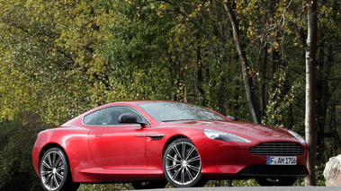 Aston Martin DB9 rouge 3/4 avant droit 2