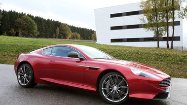 Aston Martin DB9 rouge 3/4 avant droit