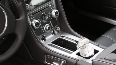 Aston Martin DB9 rouge console centrale