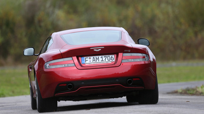 Aston Martin DB9 rouge vue de la face arrière
