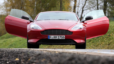 Aston Martin DB9 rouge face avant portes ouvertes