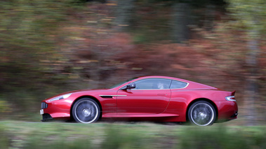 Aston Martin DB9 rouge filé 2