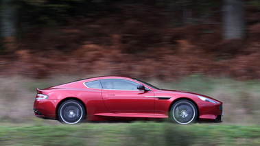 Aston Martin DB9 rouge filé 3