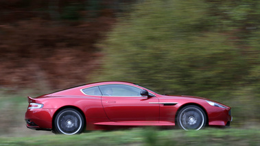 Aston Martin DB9 rouge filé