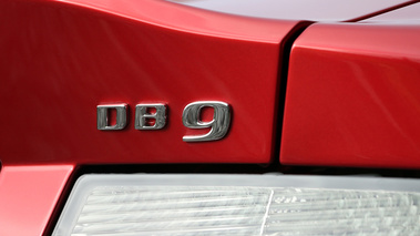 Aston Martin DB9 rouge logo coffre