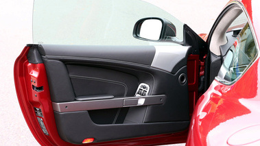 Aston Martin DB9 rouge panneau de porte