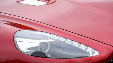 Aston Martin DB9 rouge phare avant 2