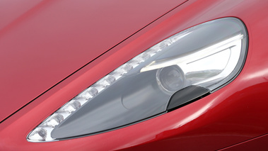 Aston Martin DB9 rouge phare avant