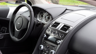 Aston Martin DB9 rouge tableau de bord 2