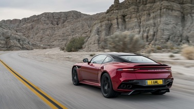 Aston Martin DBS Superleggera rouge/noir 3/4 arrière gauche travelling