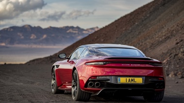 Aston Martin DBS Superleggera rouge/noir 3/4 arrière gauche