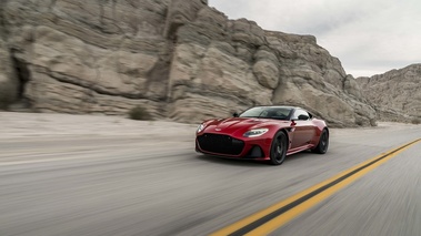 Aston Martin DBS Superleggera rouge/noir 3/4 avant gauche travelling