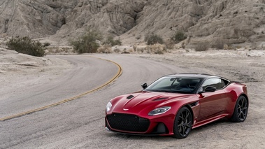 Aston Martin DBS Superleggera rouge/noir 3/4 avant gauche