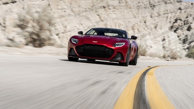 Aston Martin DBS Superleggera rouge/noir face avant travelling