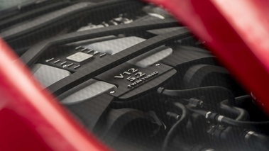 Aston Martin DBS Superleggera rouge/noir moteur