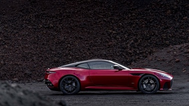 Aston Martin DBS Superleggera rouge/noir profil