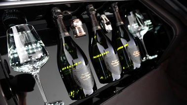 Aston Martin Rapide S Dom Perignon - Détail, bouteilles et verres