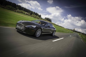 Aston Martin Rapide S gris vue de 3/4 avant gauche en travelling