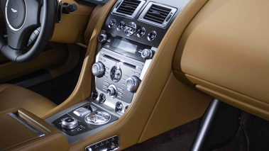 Aston Martin Rapide S gris console centrale