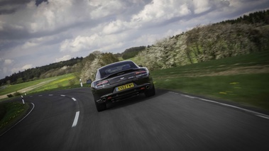 Aston Martin Rapide S gris face arrière travelling penché