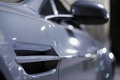 Aston Martin V12 Vantage anthracite aération aile avant