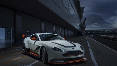 Aston Martin V12 Vantage GT3 blanc 3/4 avant droit