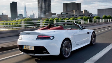 Aston Martin V12 Vantage Roadster blanc 3/4 arrière droit travelling penché