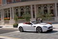 Aston Martin V12 Vantage Roadster blanc 3/4 avant droit filé penché