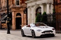 Aston Martin V12 Vantage Roadster blanc 3/4 avant droit penché