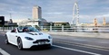 Aston Martin V12 Vantage Roadster blanc 3/4 avant droit travelling