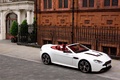 Aston Martin V12 Vantage Roadster blanc 3/4 avant droit vue de haut