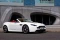 Aston Martin V12 Vantage Roadster blanc 3/4 avant droit