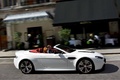 Aston Martin V12 Vantage Roadster blanc filé penché