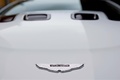 Aston Martin V12 Vantage Roadster blanc logo capot
