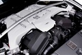 Aston Martin V12 Vantage Roadster blanc moteur