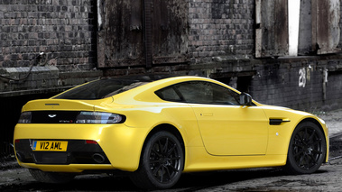 Aston Martin V12 Vantage S - jaune - 3/4 arrière droit