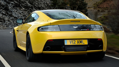 Aston Martin V12 Vantage S - jaune - 3/4 arrière gauche, dynamique