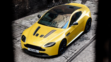 Aston Martin V12 Vantage S - jaune - 3/4 arrière gauche vue de haut