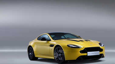 Aston Martin V12 Vantage S jaune 3/4 avant droit