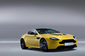 Aston Martin V12 Vantage S jaune 3/4 avant droit