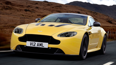 Aston Martin V12 Vantage S - jaune - 3/4 avant gauche, dynamique