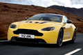 Aston Martin V12 Vantage S - jaune - 3/4 avant gauche, dynamique