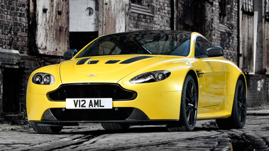 Aston Martin V12 Vantage S - jaune - 3/4 avant gauche