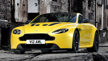 Aston Martin V12 Vantage S - jaune - 3/4 avant gauche